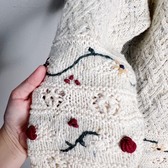 VTG Express Embroidered Floral Sweater Size S Oatmeal - Picture 8 of 11